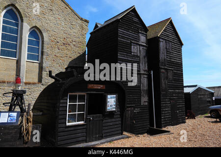 Die Hälfte souverän Cottage (von einer halben alten hölzernen Fischerboot gemacht) und historischen schwarzen Holz- Net Geschäfte, Hastings, East Sussex, England Stockfoto