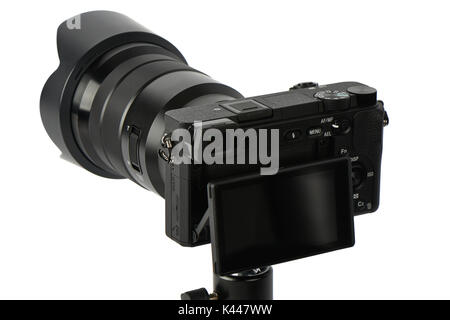 Nahaufnahme des spiegellosen Kamera mit austauschbarem Objektiv mit Zoomobjektiv und Tilt Shift Monitor auf einem Stativ Stockfoto