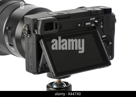 Nahaufnahme des spiegellosen Kamera mit austauschbarem Objektiv mit Zoomobjektiv und Tilt Shift Monitor auf einem Stativ Stockfoto