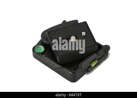 Nahaufnahme des Quick release Platte mit Niveau Messwerkzeuge für Stativ, isoliert auf Weiss. Stockfoto