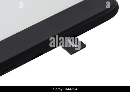 Nahaufnahme der Mikro-SD-Karte in einen Steckplatz in einem E-Book Device, isoliert auf weißem Stockfoto