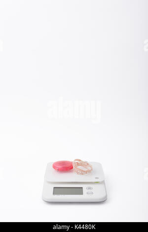 Weiß mit rosa tapeline Essen Skalen für die Messung der Körpergröße, auf weißem Hintergrund Stockfoto