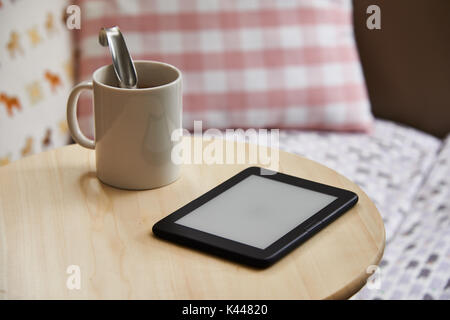 Ebook Gerät mit leeren Bildschirm auf einem Tisch. Das e-Book ist ein dediziertes Gerät für das Lesen von E-Books. Stockfoto