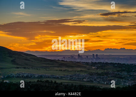 Einen atemberaubenden Sonnenaufgang über Denver, wie von Red Rocks Amphitheater in Morrison, Colorado gesehen. Stockfoto