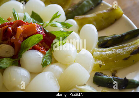 Gesunde und frische Salate auf hölzernen Tisch Stockfoto
