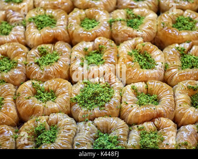 Baklawa Pistazien und Honig, jüdischen, türkischen, arabischen traditionellen nationalen süße Desserts eingerichtet Stockfoto