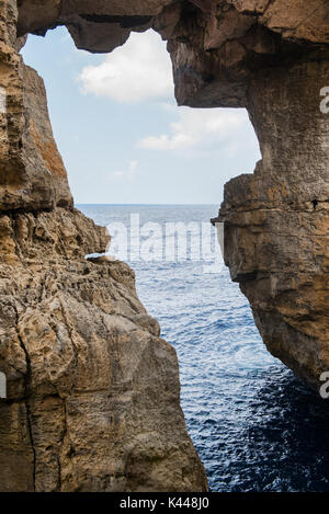 Wied il Mielah Canyon und natürlichen Bogen über das Meer in Gozo, Malta Stockfoto