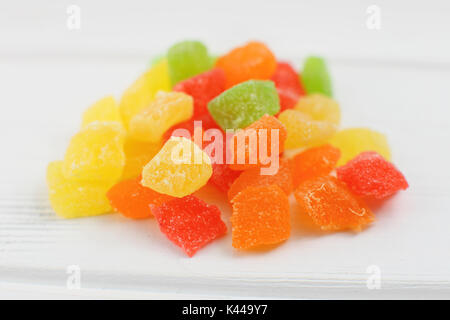 Kandierte Früchte Gruppe auf weißem Hintergrund. Stockfoto