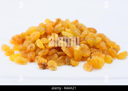 Gelbe Sultaninen Rosinen auf weißem Hintergrund Ausschnitt isoliert. Stockfoto
