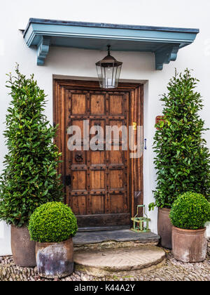 Eine solide hölzerne Eingangstür zu einem Haus in Casole d'Elsa in der Nähe von Minehead, Somerset. Stockfoto
