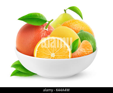 Isolierte Zitrusfrüchte. Stapel der Zitrusfrüchte (Orangen, Zitronen, Limonen, Grapefruit, Tangerine, pomelo) in Keramik Schüssel auf weißem Hintergrund mit c Stockfoto