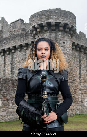 Bild: CBBC-Abenteuershow für Kinder Raven filmt in craigmillar Castle, Aisha Toussaint als Raven Stockfoto