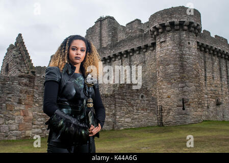 WWW.IANGEORGESONPHOTOGRAPHY.de Bild: der cbbc Kinder Fantasy Adventure show Raven Dreharbeiten an Craigmillar Castle, Aisha Toussaint als Raven Stockfoto