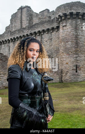 Bild: CBBC-Abenteuershow für Kinder Raven filmt in craigmillar Castle, Aisha Toussaint als Raven Stockfoto