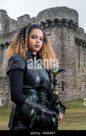 Bild: CBBC-Abenteuershow für Kinder Raven filmt in craigmillar Castle, Aisha Toussaint als Raven Stockfoto