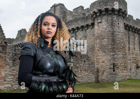 Bild: CBBC-Abenteuershow für Kinder Raven filmt in craigmillar Castle, Aisha Toussaint als Raven Stockfoto