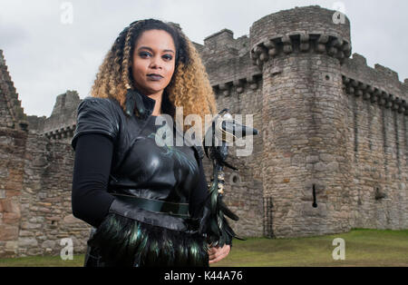 Bild: CBBC-Abenteuershow für Kinder Raven filmt in craigmillar Castle, Aisha Toussaint als Raven Stockfoto