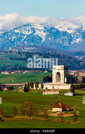 Hochebene von Asiago in der Provinz Vicenza, Venetien, Italien. Militärische Denkmal mit Berglandschaft. Stockfoto
