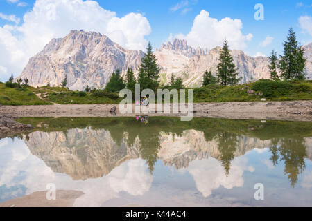 Familie entspannen nach dem Ausflug an Limedes See in Dolomiti. Lago di Limedes, Cortina d'Ampezzo, Provinz Belluno, Region Venetien, Italien, Europa Stockfoto