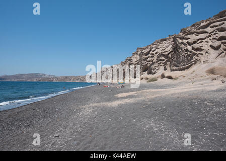 Die Insel Santorini, Fira, Griechenland, Europa. Vlichada Strand, Sand, Meer und particullary windigen gebildeten Formen. Stockfoto