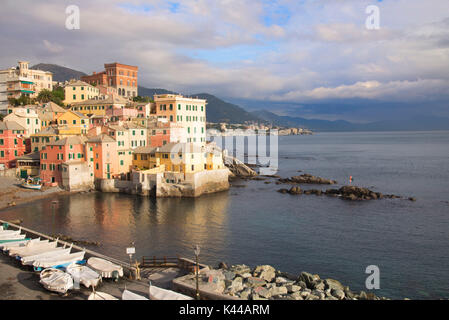 Anzeigen von Boccadasse, Genua, in einen schönen Tag. Dieser Teil der Stadt ist sehr schön, alt und Ausflugsziel für Ausländer. Stockfoto