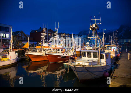 Anzeigen von Svolvaer Hafen bei Nacht. Eines der größeren Länder der Lofoten in Norwegen. Stockfoto