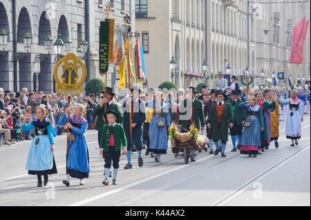 Das Oktoberfest in München ist der weltweit größte Bierfest und öffentliche Eröffnung Parade 9000 Teilnehmer mit Bands und Pferde Stockfoto
