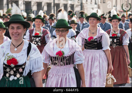 Das Oktoberfest in München ist der weltweit größte Bierfest und öffentliche Eröffnung Parade 9000 Teilnehmer mit Bands und Pferde Stockfoto