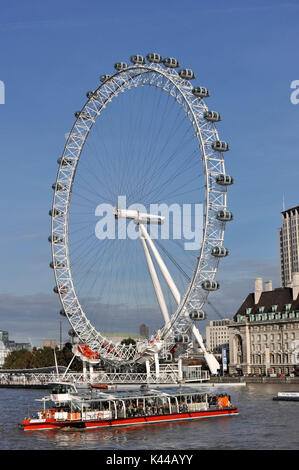 Im Jahr 2000 eröffnet, das London Eye, London, wurde zum Symbol der Stadt geworden. Platz bei den Südwesten der Jubilee Gardens ist auch sichtbar aus anderen Bereichen gestützt auf seine unglaubliche Höhe. Stockfoto