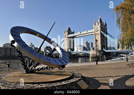 Die Tower Bridge und der Zeitmesser Skulptur, die eine Sonnenuhr, Wendy Taylor. Symbol der Stadt London, dieses Denkmal noch nie enttäuscht, mit seiner neo-gotische Türme und Kabel zur Farbe Blau ist ein Spektakel. Stockfoto