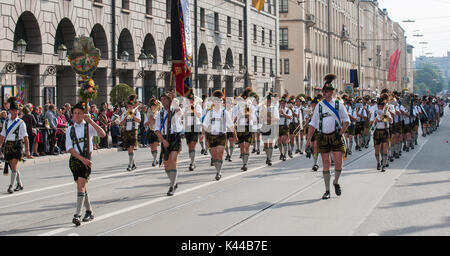 Das Oktoberfest in München ist der weltweit größte Bierfest und öffentliche Eröffnung Parade 9000 Teilnehmer mit Bands und Pferde Stockfoto