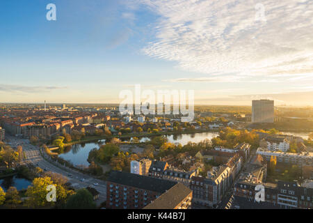 Kopenhagen, Hovedstaden, Dänemark, Nordeuropa. Panorama von Kopenhagen an der Spitze der Kirche unseres Erlösers in Christianshavn, eine der berühmtesten Kirchen in Dänemark. Stockfoto