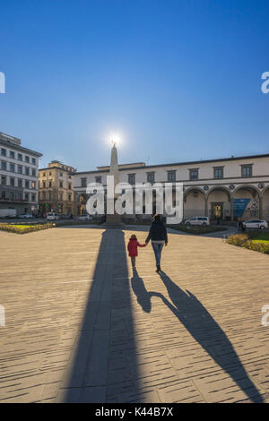 Florenz, Toskana, Italien. Wandern an der Piazza Santa Maria Novella. Stockfoto