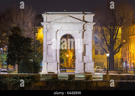 Verona, Italien, Europa. Das Arco dei Gavi bei Nacht Stockfoto