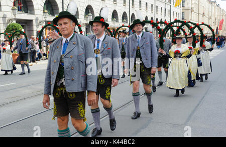 Das Oktoberfest in München ist der weltweit größte Bierfest und öffentliche Eröffnung Parade 9000 Teilnehmer mit Bands und Pferde Stockfoto