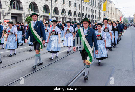 Das Oktoberfest in München ist der weltweit größte Bierfest und öffentliche Eröffnung Parade 9000 Teilnehmer mit Bands und Pferde Stockfoto