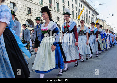 Das Oktoberfest in München ist der weltweit größte Bierfest und öffentliche Eröffnung Parade 9000 Teilnehmer mit Bands und Pferde Stockfoto