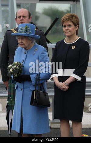 South Queensferry, Edinburgh, Großbritannien. 04 Sep, 2017. Königin Elisabeth II. eröffnet neue Queensferry Überfahrt mit dem Ersten Minister von Schottland Nicola Sturgeon begleitet. Credit: Iain Masterton/Alamy leben Nachrichten Stockfoto