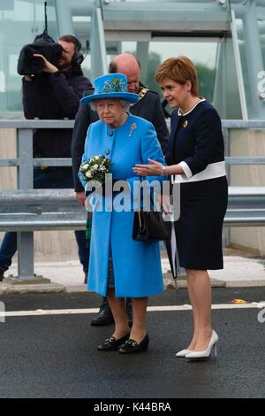 South Queensferry, Edinburgh, Großbritannien. 04 Sep, 2017. Königin Elisabeth II. eröffnet neue Queensferry Überfahrt mit dem Ersten Minister von Schottland Nicola Sturgeon begleitet. Credit: Iain Masterton/Alamy leben Nachrichten Stockfoto