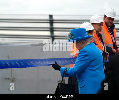 South Queensferry, Edinburgh, Großbritannien. 04 Sep, 2017. Königin Elisabeth II. eröffnet neue Queensferry Überfahrt mit dem Ersten Minister von Schottland Nicola Sturgeon begleitet. Credit: Iain Masterton/Alamy leben Nachrichten Stockfoto