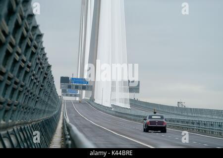 South Queensferry, Edinburgh, Großbritannien. 04 Sep, 2017. Königin Elisabeth II. eröffnet neue Queensferry Überfahrt mit dem Ersten Minister von Schottland Nicola Sturgeon begleitet. Credit: Iain Masterton/Alamy leben Nachrichten Stockfoto