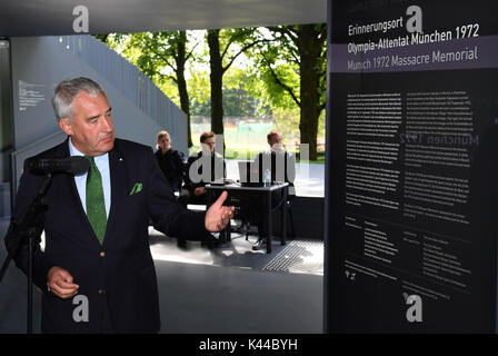 München, Deutschland. 4. Sep 2017. Ludwig Spaenle, Minister für Bildung in Bayern (CSU), erklärt, eine Informationstafel an der Gedenkstätte für das Massaker von München 1972 die israelische Olympiamannschaft in München, Deutschland, 4. September 2017. Die Gedenkstätte an der westlichen Linden Hill erinnert sich an die Opfer der Palästinensischen Angreifer, die elf Mitglieder der Israelischen Olympia-mannschaft bei den Olympischen Sommerspielen 1972 in München, der Hauptstadt Bayerns getötet. Foto: Felix Hörhager/dpa/Alamy leben Nachrichten Stockfoto