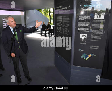 München, Deutschland. 4. Sep 2017. Ludwig Spaenle, Minister für Bildung in Bayern (CSU), erklärt, eine Informationstafel an der Gedenkstätte für das Massaker von München 1972 die israelische Olympiamannschaft in München, Deutschland, 4. September 2017. Die Gedenkstätte an der westlichen Linden Hill erinnert sich an die Opfer der Palästinensischen Angreifer, die elf Mitglieder der Israelischen Olympia-mannschaft bei den Olympischen Sommerspielen 1972 in München, der Hauptstadt Bayerns getötet. Foto: Felix Hörhager/dpa/Alamy leben Nachrichten Stockfoto