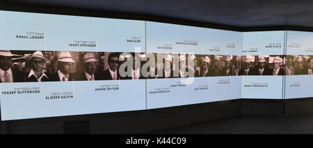München, Deutschland. 4. Sep 2017. Ein video Schleife kann während der Vorschau der Gedenkstätte für das Massaker von München 1972 die israelische Olympiamannschaft in München, Deutschland, 4. September 2017 zu sehen. Die Gedenkstätte an der westlichen Linden Hill erinnert sich an die Opfer der Palästinensischen Angreifer, die elf Mitglieder der Israelischen Olympia-mannschaft bei den Olympischen Sommerspielen 1972 in München, der Hauptstadt Bayerns getötet. Foto: Felix Hörhager/dpa/Alamy leben Nachrichten Stockfoto