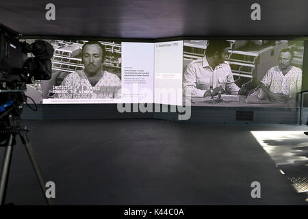 München, Deutschland. 4. Sep 2017. Ein video Schleife kann während der Vorschau der Gedenkstätte für das Massaker von München 1972 die israelische Olympiamannschaft in München, Deutschland, 4. September 2017 zu sehen. Die Gedenkstätte an der westlichen Linden Hill erinnert sich an die Opfer der Palästinensischen Angreifer, die elf Mitglieder der Israelischen Olympia-mannschaft bei den Olympischen Sommerspielen 1972 in München, der Hauptstadt Bayerns getötet. Foto: Felix Hörhager/dpa/Alamy leben Nachrichten Stockfoto