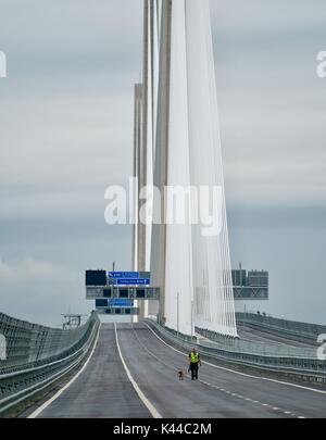 South Queensferry, Edinburgh, Großbritannien. 04 Sep, 2017. Königin Elisabeth II. eröffnet neue Queensferry Überfahrt mit dem Ersten Minister von Schottland Nicola Sturgeon begleitet. Credit: Iain Masterton/Alamy leben Nachrichten Stockfoto