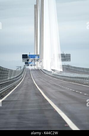 South Queensferry, Edinburgh, Großbritannien. 04 Sep, 2017. Königin Elisabeth II. eröffnet neue Queensferry Überfahrt mit dem Ersten Minister von Schottland Nicola Sturgeon begleitet. Credit: Iain Masterton/Alamy leben Nachrichten Stockfoto