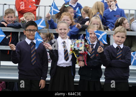 South Queensferry, Edinburgh, Großbritannien. 04 Sep, 2017. Königin Elisabeth II. eröffnet neue Queensferry Überfahrt mit dem Ersten Minister von Schottland Nicola Sturgeon begleitet. Credit: Iain Masterton/Alamy leben Nachrichten Stockfoto