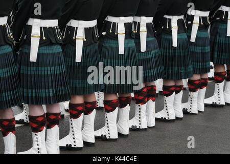 South Queensferry, Edinburgh, Großbritannien. 04 Sep, 2017. Königin Elisabeth II. eröffnet neue Queensferry Überfahrt mit dem Ersten Minister von Schottland Nicola Sturgeon begleitet. Credit: Iain Masterton/Alamy leben Nachrichten Stockfoto