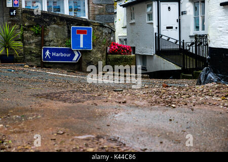 Polperro, Cornwall. September 3rd, Nach dem Regen und Überschwemmungen Polperro mit Schlamm und Schmutz auf den Straßen gelassen wird. Redaktion, 03.09.2017, Kredit: James Pearce/Alamy leben Nachrichten Stockfoto